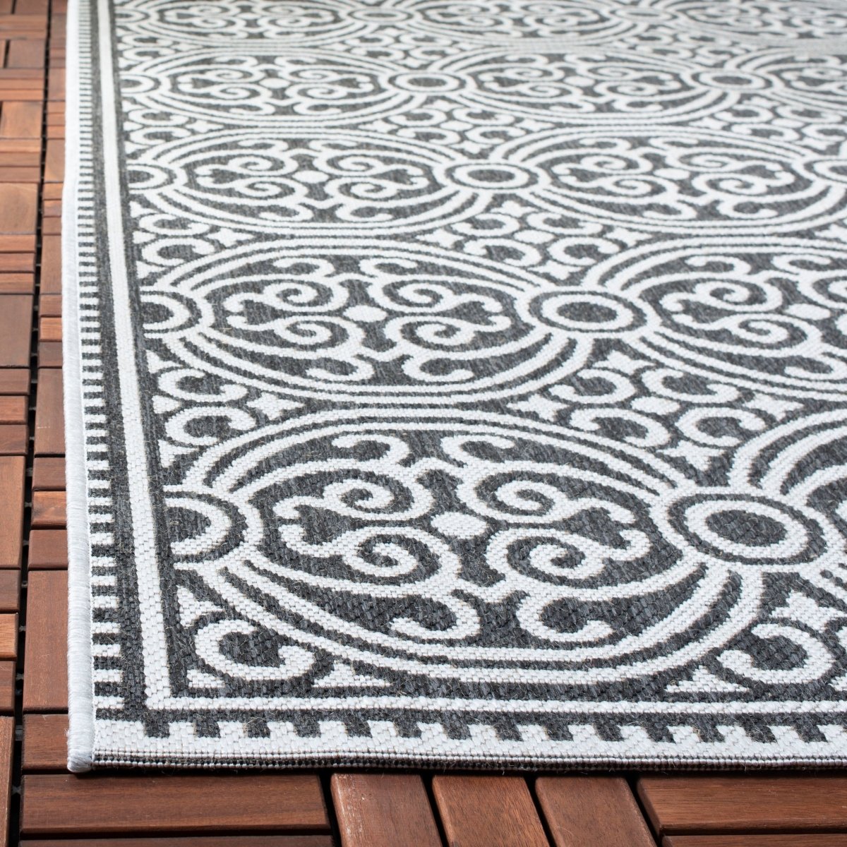 Safavieh Beach House Bhs134A Light Grey/Charcoal Rug.