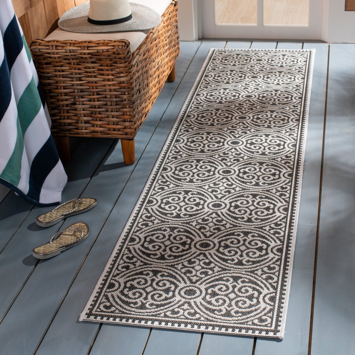 Safavieh Beach House Bhs134A Light Grey/Charcoal Rug.