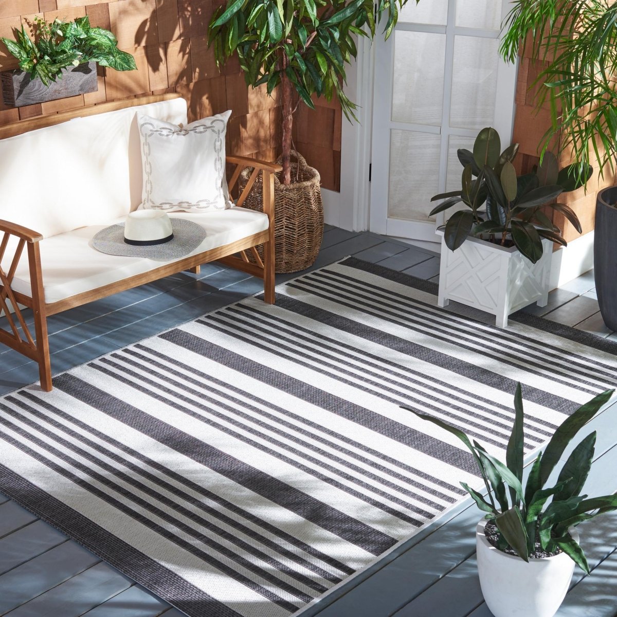 Safavieh Beach House Bhs222F Light Grey/Charcoal Rugs.