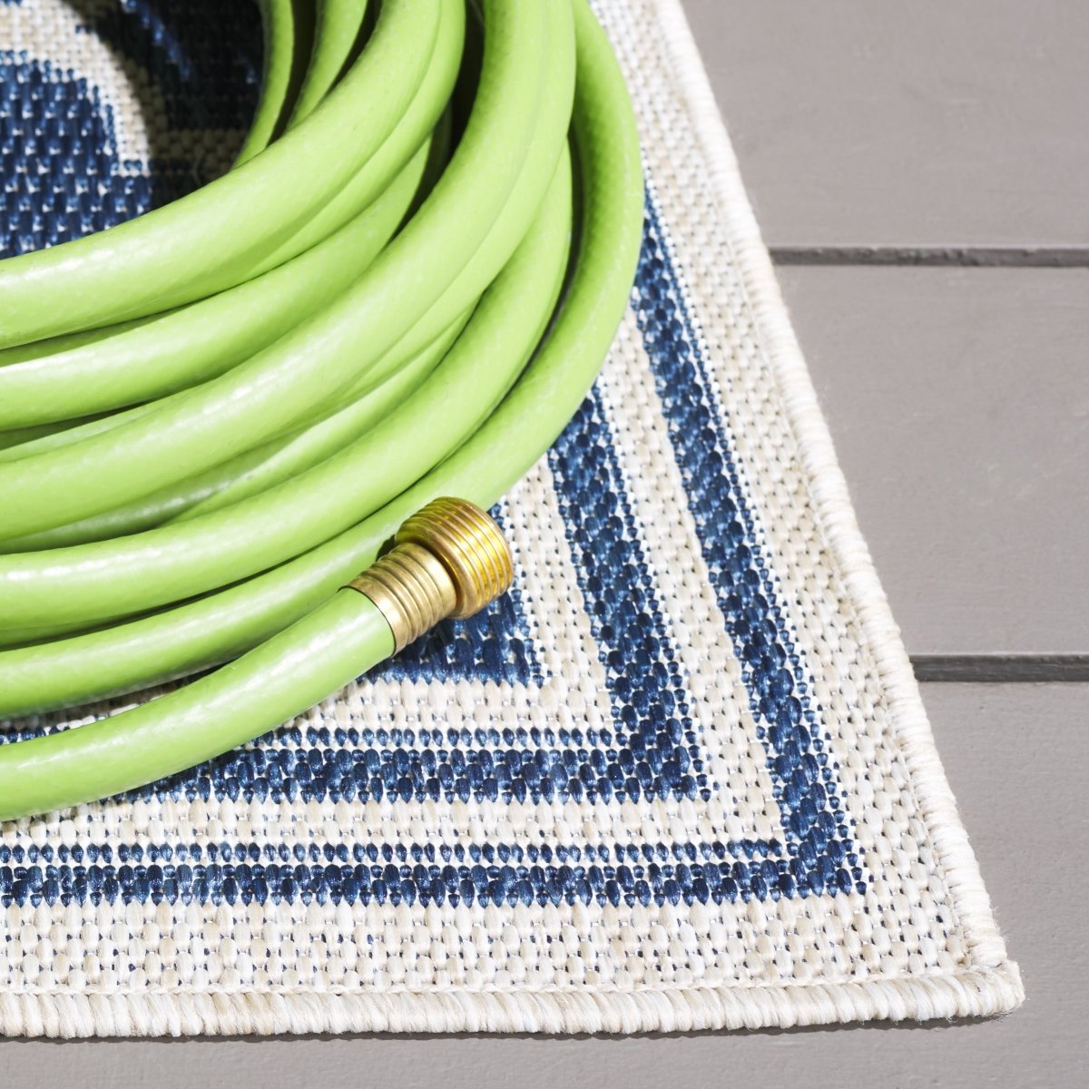 Safavieh Beach House Bhs266M Blue/Ivory Rug.