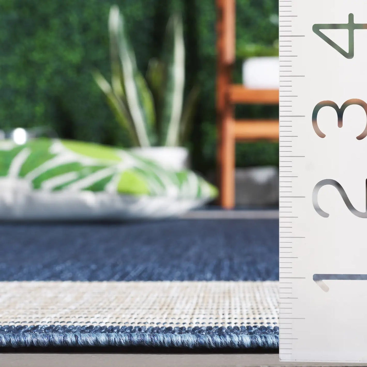 Safavieh Beach House 4'-0" x 6'-0" Rug in Blue / Ivory