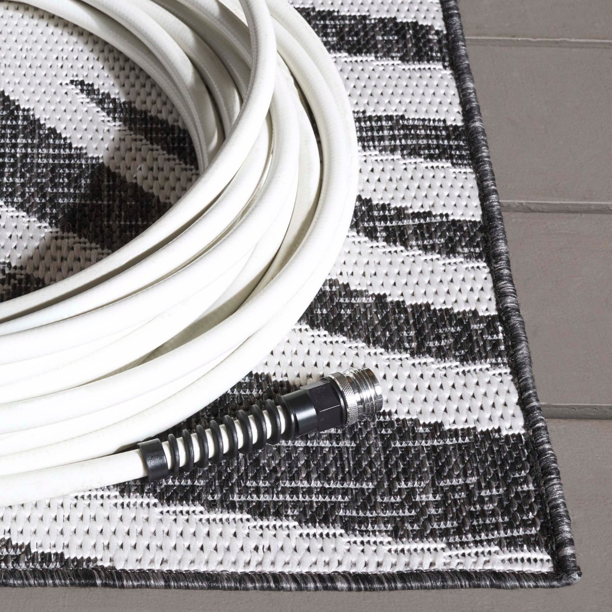 Safavieh Beach House Bhs294H Charcoal/Ivory Rug.