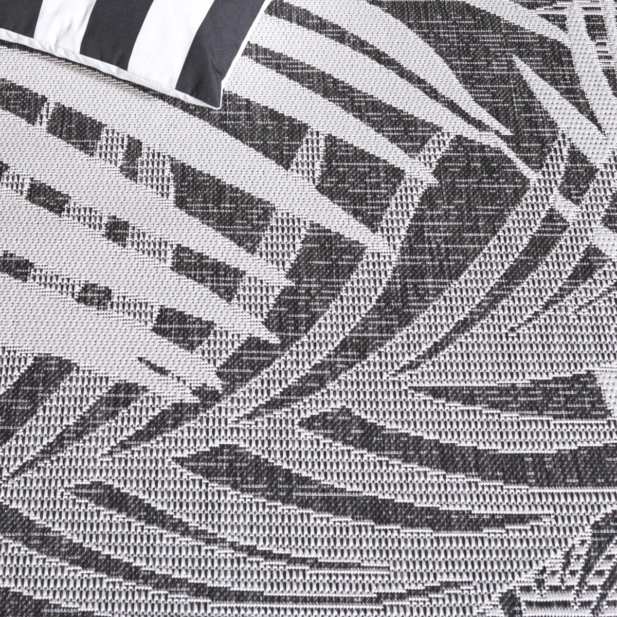 Safavieh Beach House Bhs294H Charcoal/Ivory Rug.