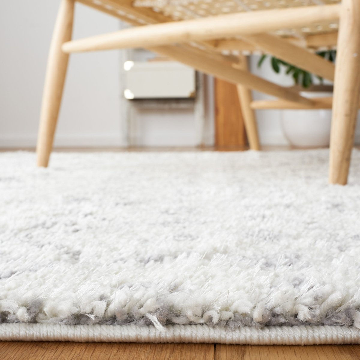 Safavieh Berber Fringe Shag Bfg516J Ivory/Grey Rug.