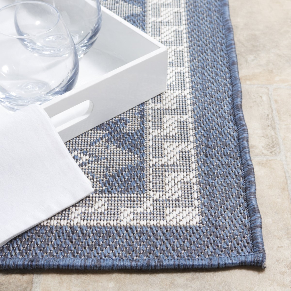 Safavieh Bermuda Bmu827N Navy/Ivory Rug.