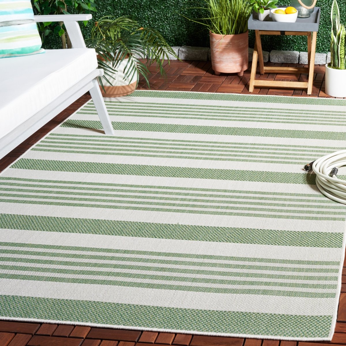 Safavieh Bermuda Bmu828Y Green/Ivory Rug.