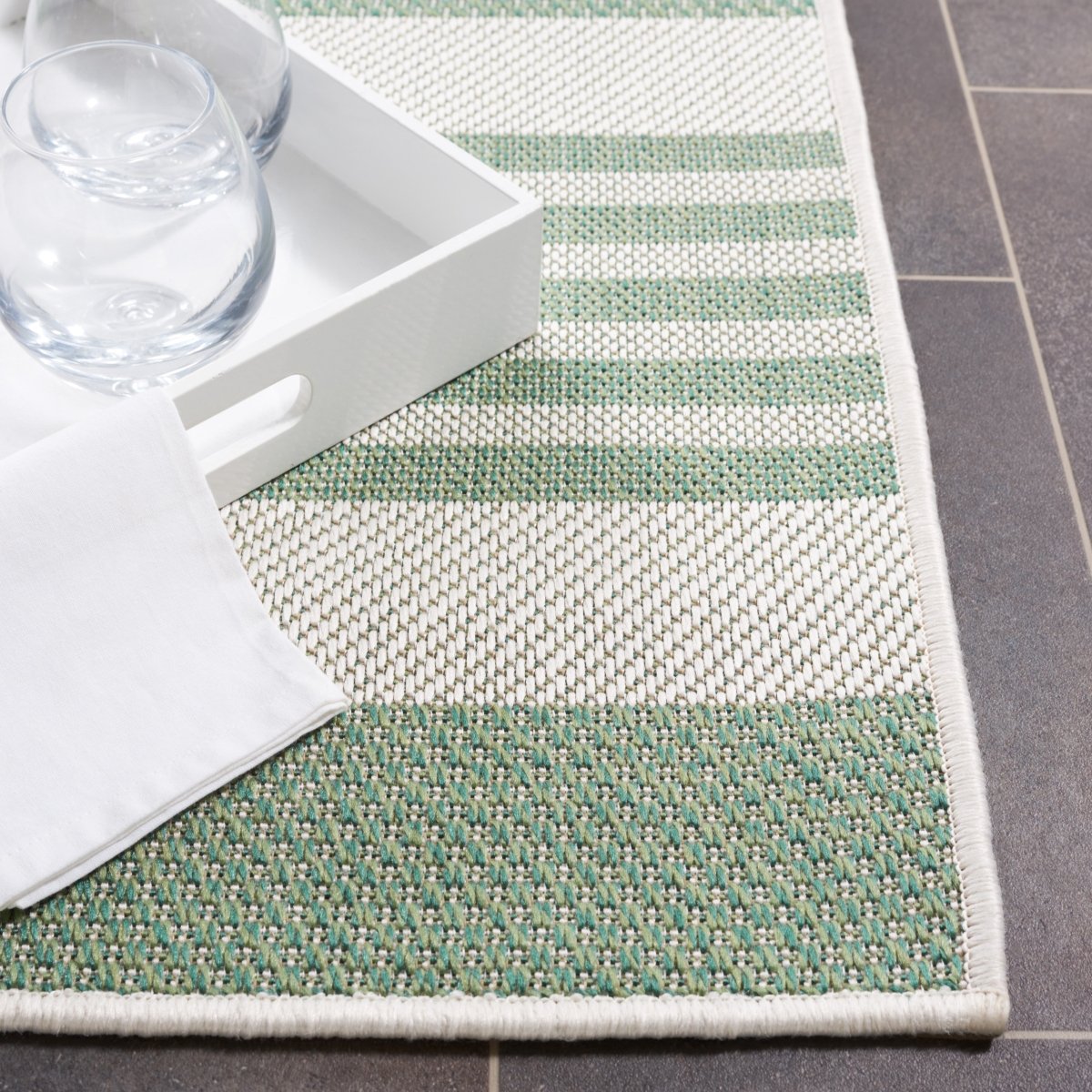 Safavieh Bermuda Bmu828Y Green/Ivory Rug.