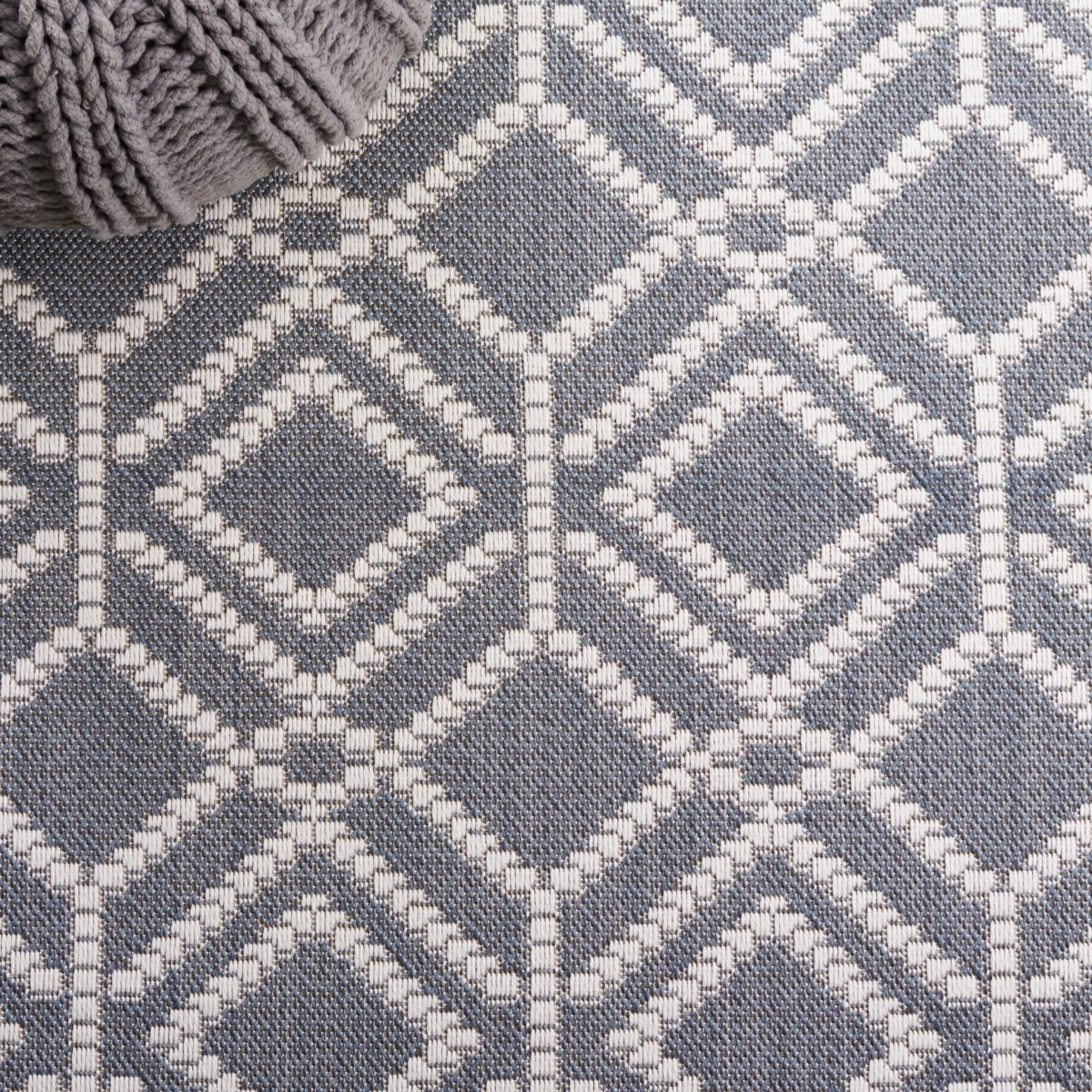 Safavieh Bermuda Bmu874N Navy/Ivory Rug.