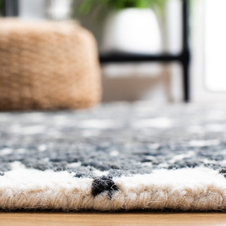 Safavieh Blossom Blm112A Ivory/Black Rug.