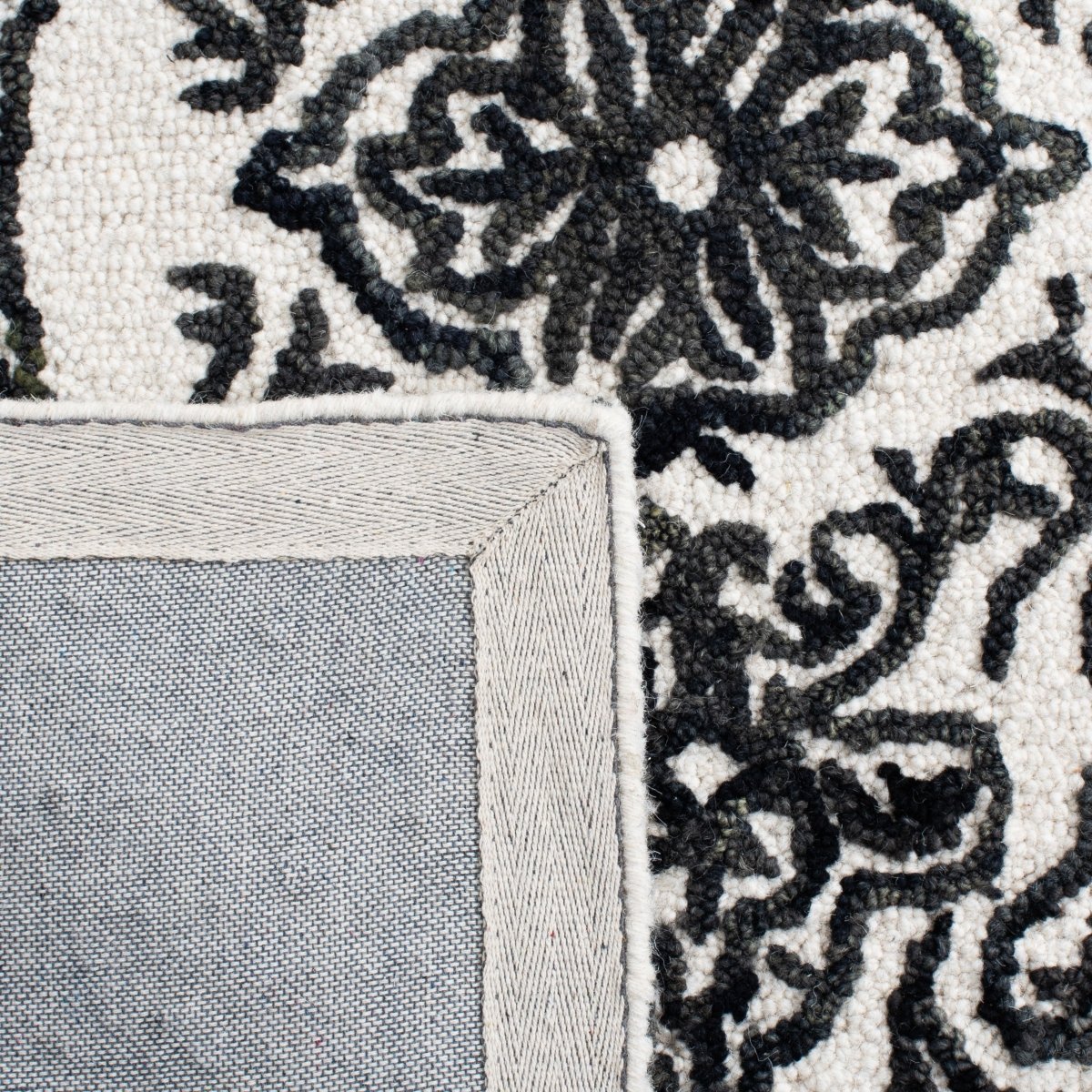 Safavieh Blossom Blm112A Ivory/Black Rug.