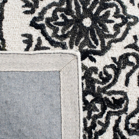 Safavieh Blossom Blm112A Ivory/Black Rug.