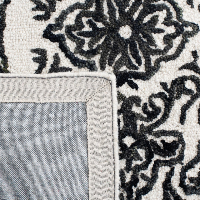 Safavieh Blossom Blm112A Ivory/Black Rug.