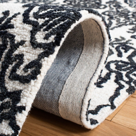 Safavieh Blossom Blm112A Ivory/Black Rug.