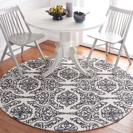 Safavieh Blossom Blm112A Ivory/Black Rug.