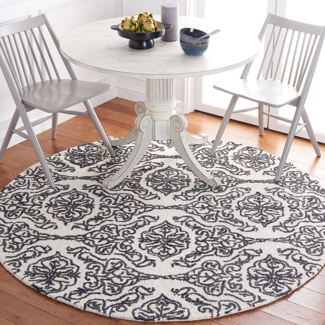 Safavieh Blossom Blm112A Ivory/Black Rug.