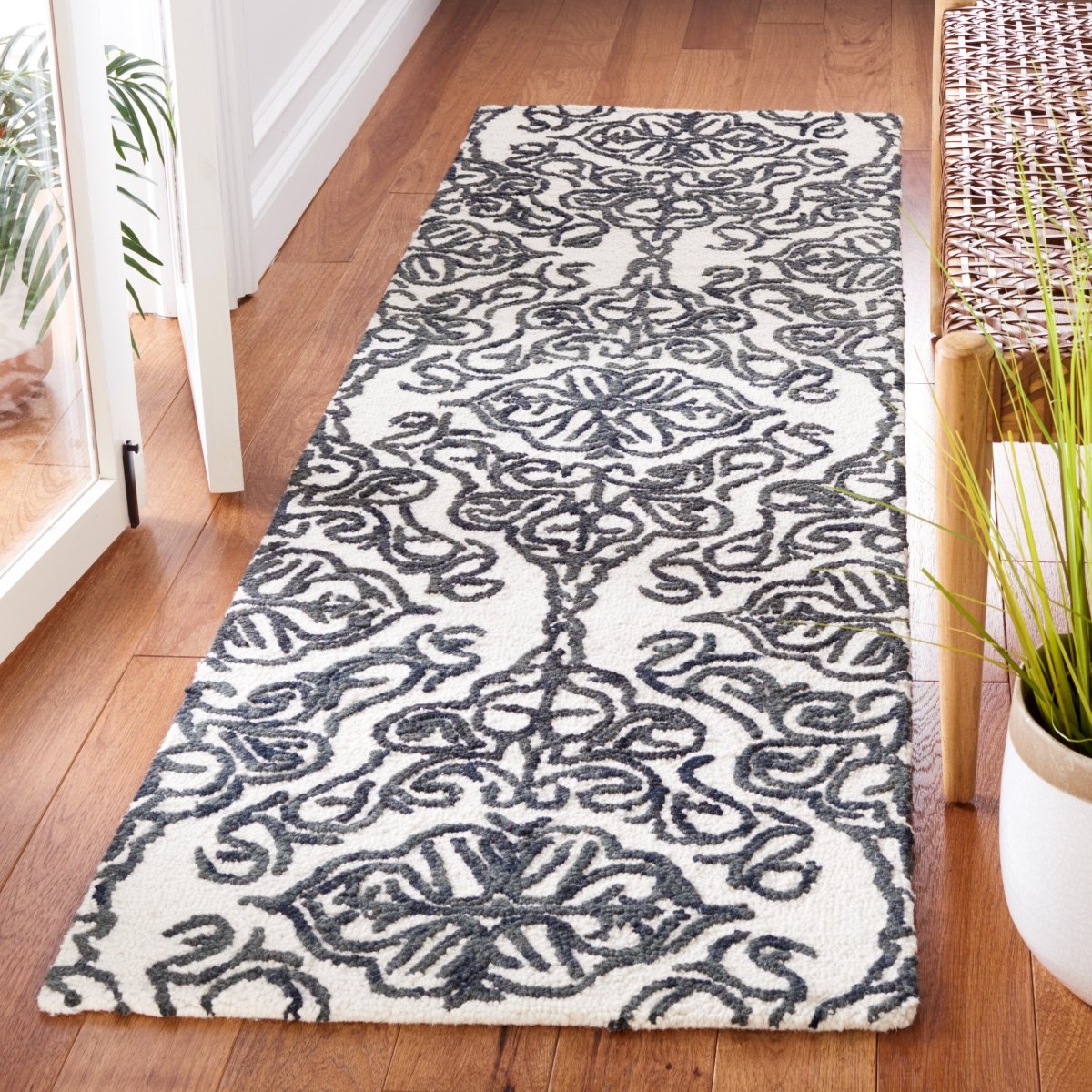 Safavieh Blossom Blm112A Ivory/Black Rug.