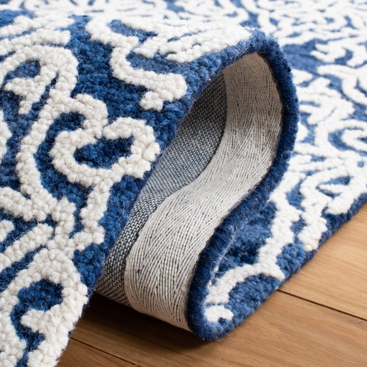 Safavieh Blossom Blm112N Navy/Ivory Rug.