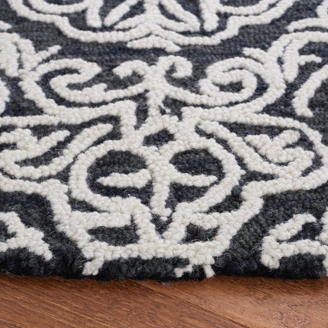Safavieh Blossom Blm112Z Black/Ivory Rug.