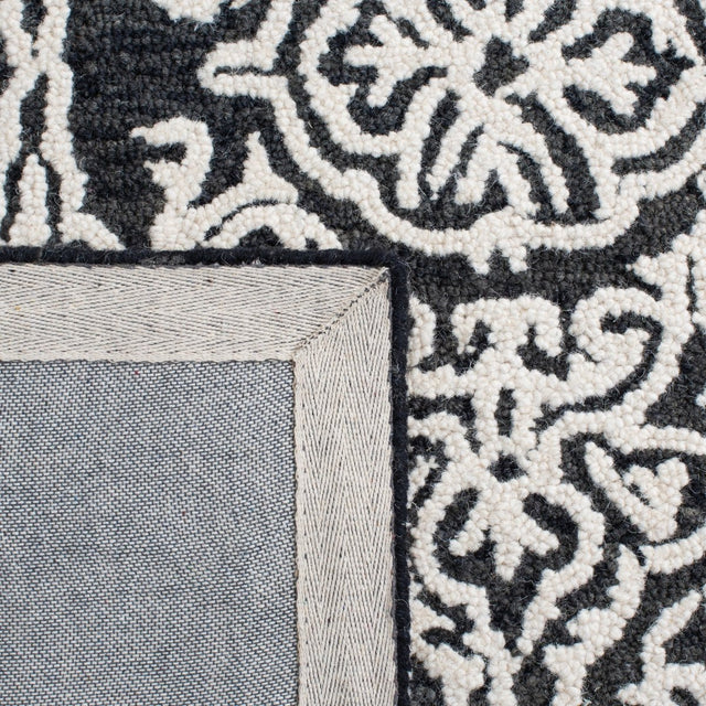 Safavieh Blossom Blm112Z Black/Ivory Rug.