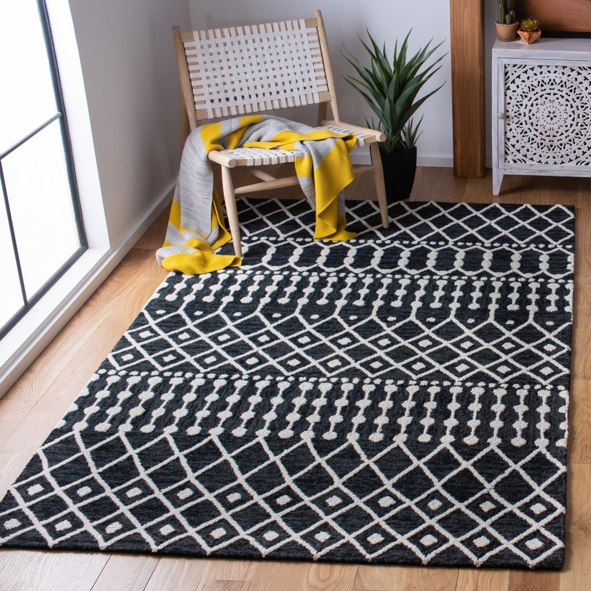 Safavieh Blossom Blm115Z Black/Ivory Rugs.