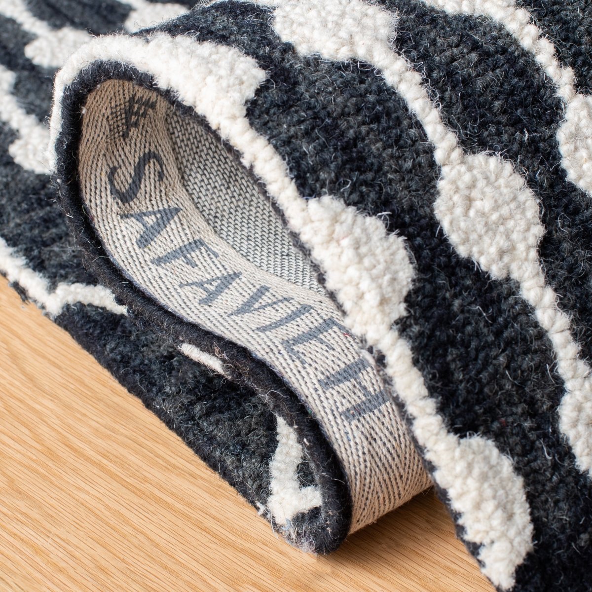 Safavieh Blossom Blm115Z Black/Ivory Rugs.