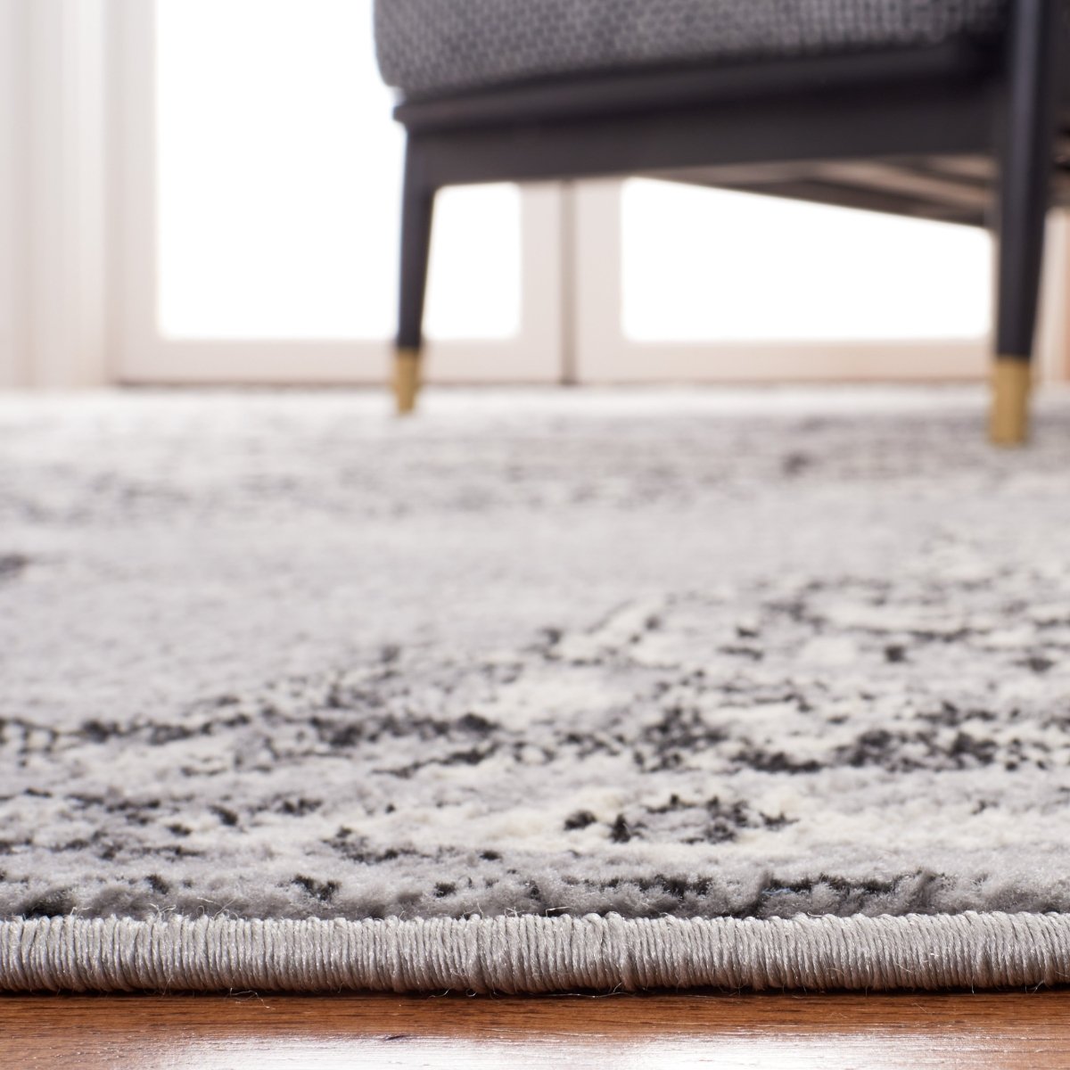 Safavieh Brentwood Bnt802G Silver/Black Rug.