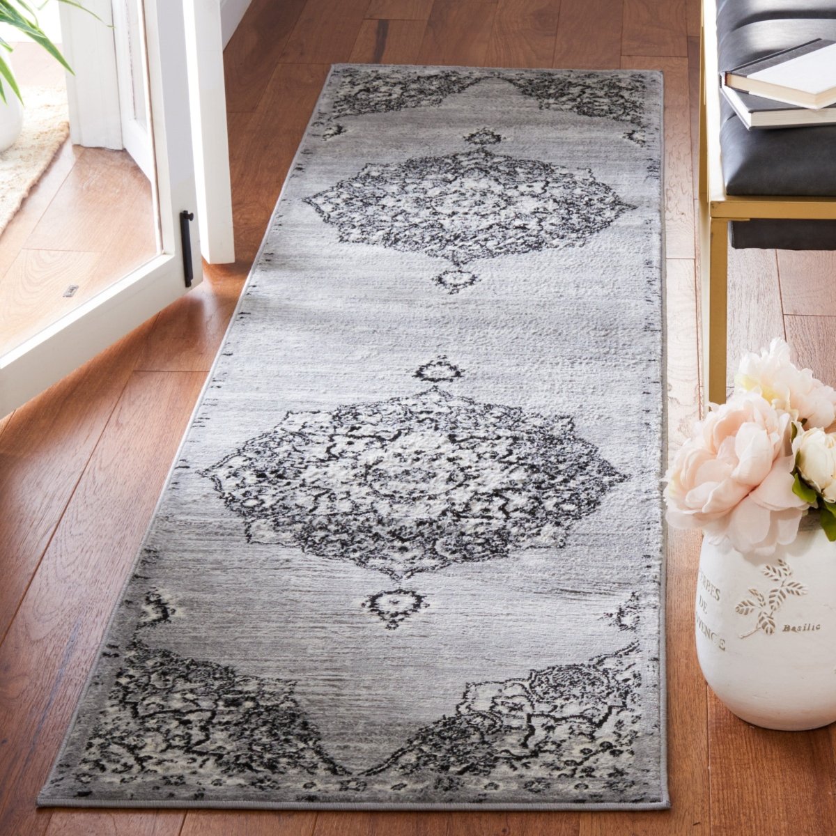 Safavieh Brentwood Bnt802G Silver/Black Rug.