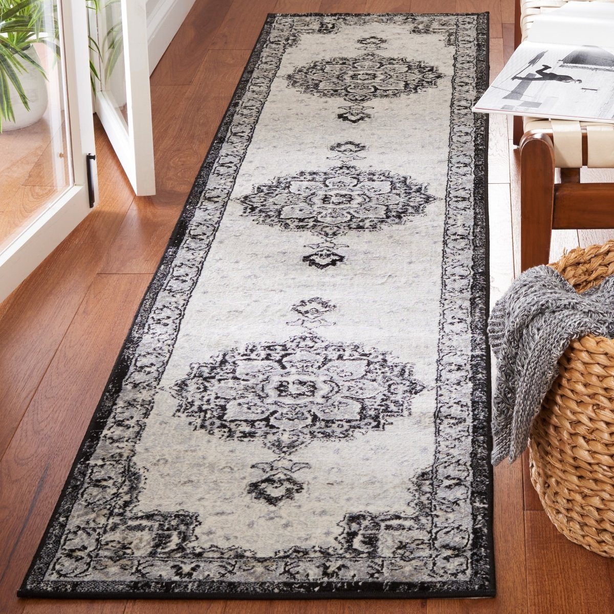 Safavieh Brentwood Bnt826Z Black/Ivory Rug.