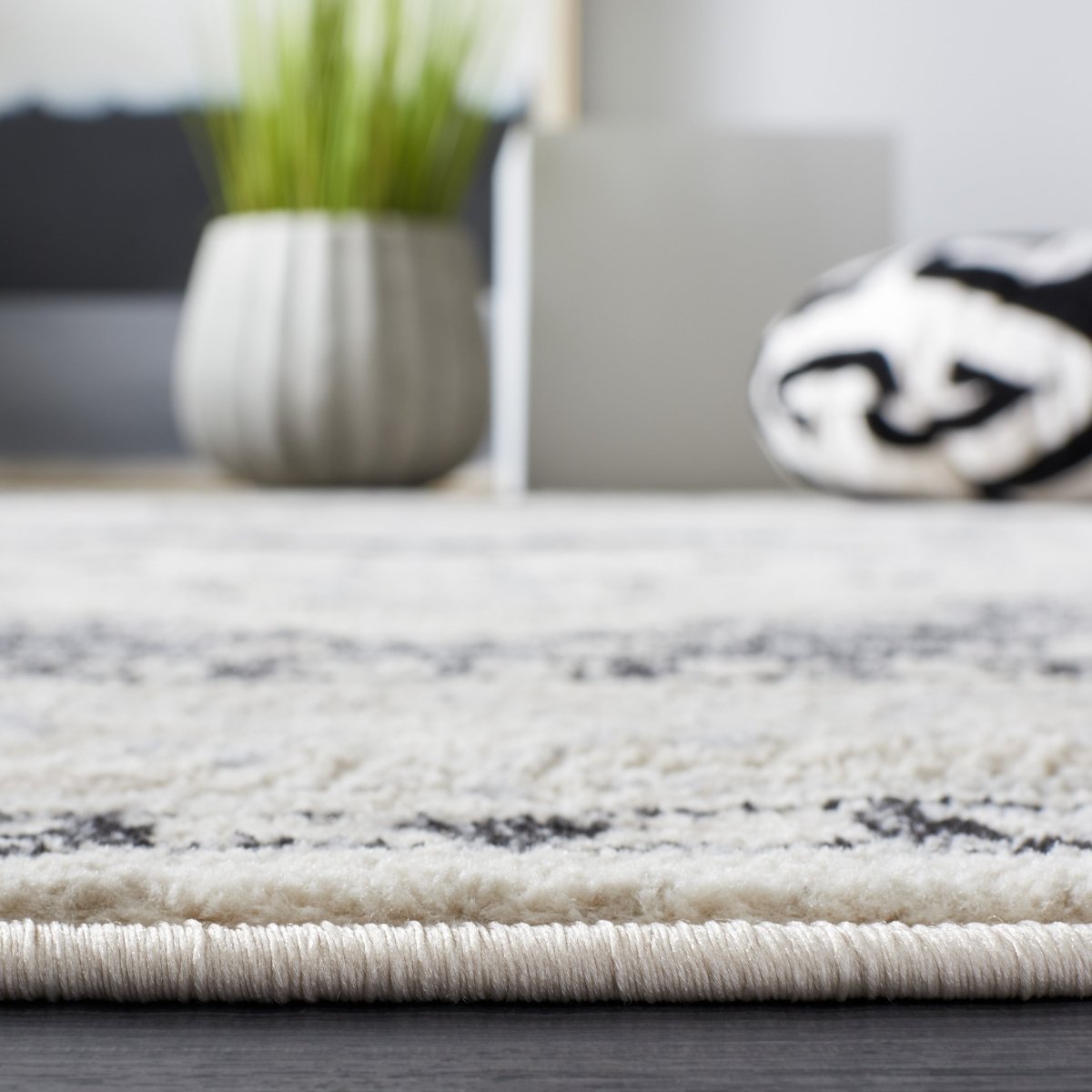 Safavieh Brentwood Bnt851C Ivory/Black Rug.