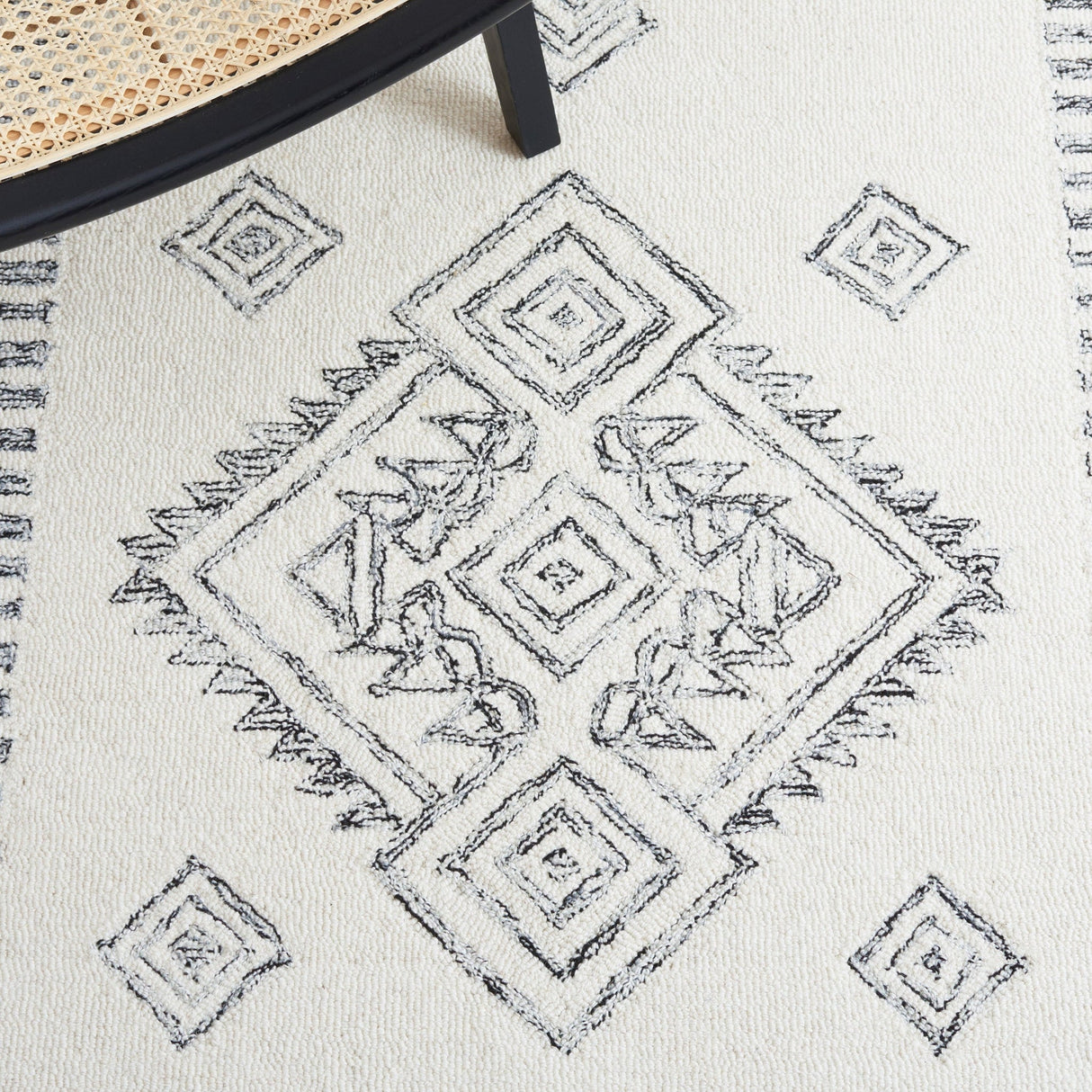 Safavieh Casablanca Csb983A Ivory/Black Rug - Safavieh - csb983a - 3