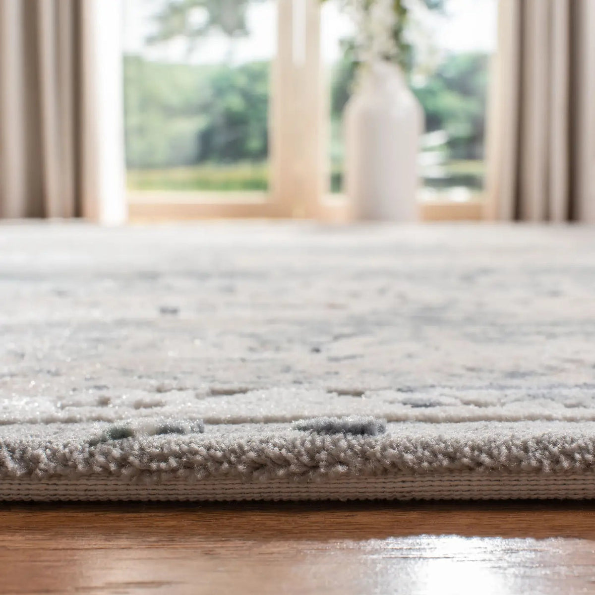 Safavieh Cosmopolitan 600 4'-0" x 6'-0" Rug in Cream / Beige