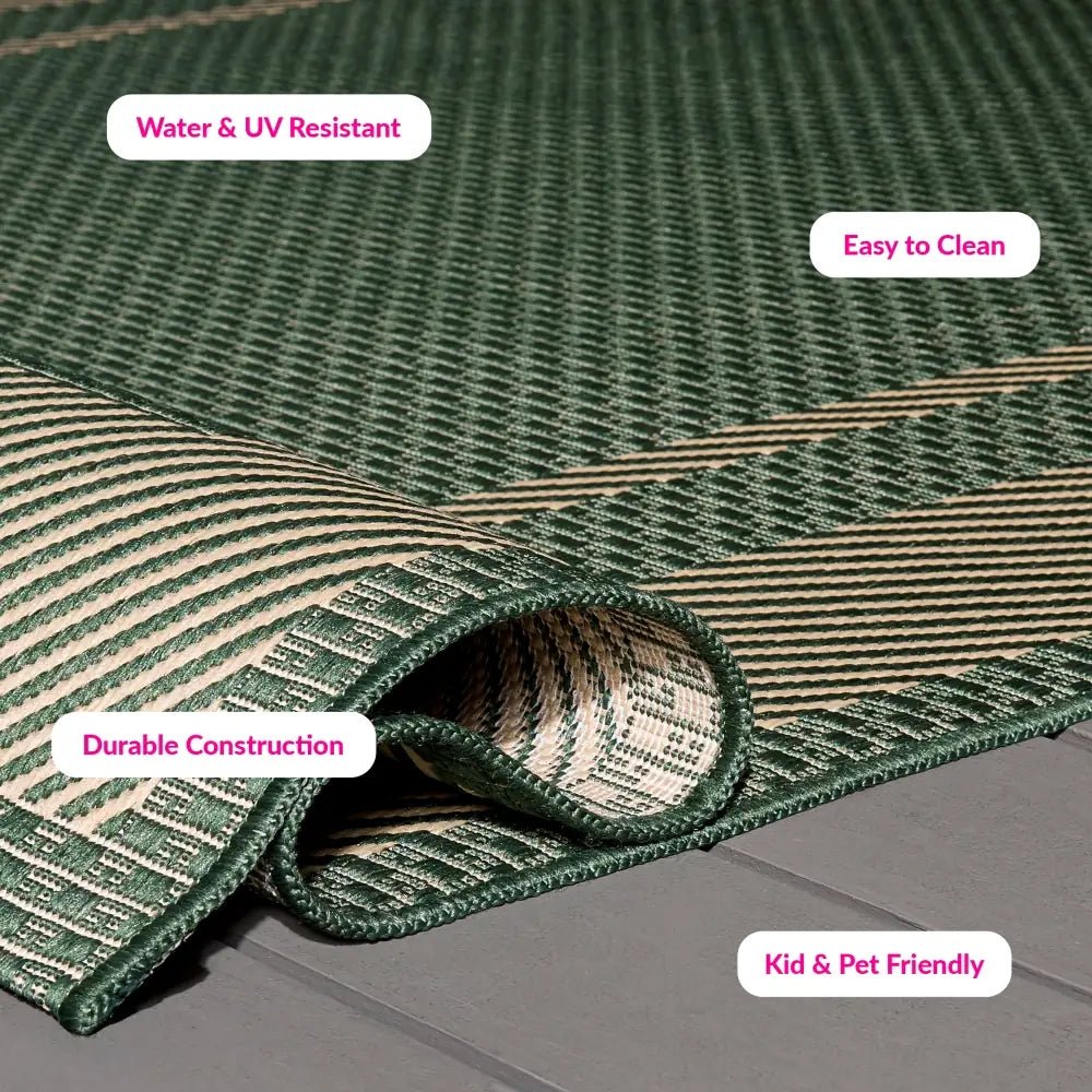 Safavieh Courtyard 5'-3" x 7'-7" Rug in Green / Beige