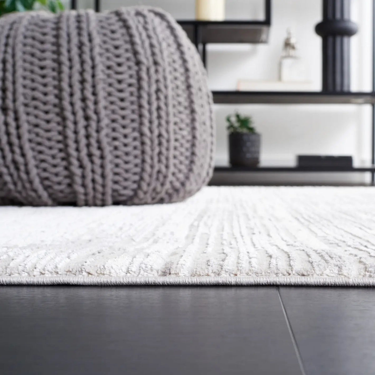 Safavieh Diamond 4'-0" x 6'-0" Rug in Beige / Grey
