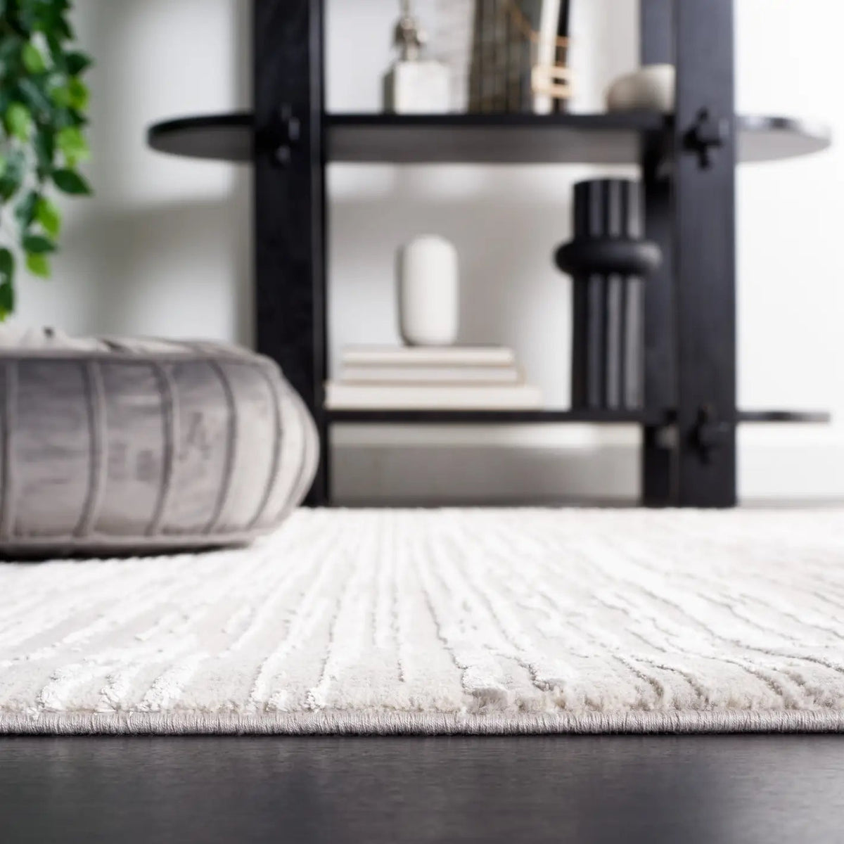 Safavieh Diamond 4'-0" x 6'-0" Rug in Grey / Beige