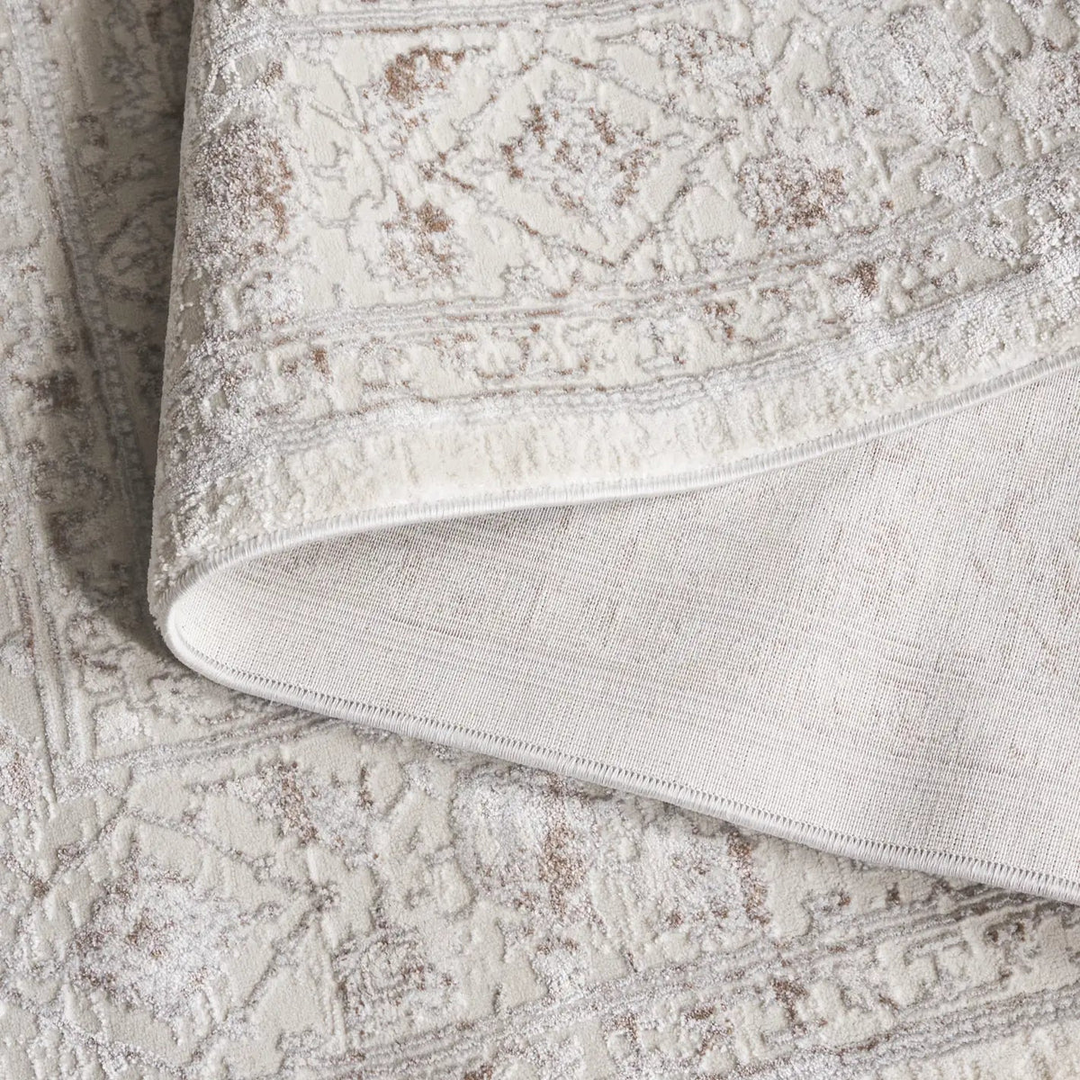 Safavieh Diamond 5'-3" x 7'-6" Rug in Ivory / Grey