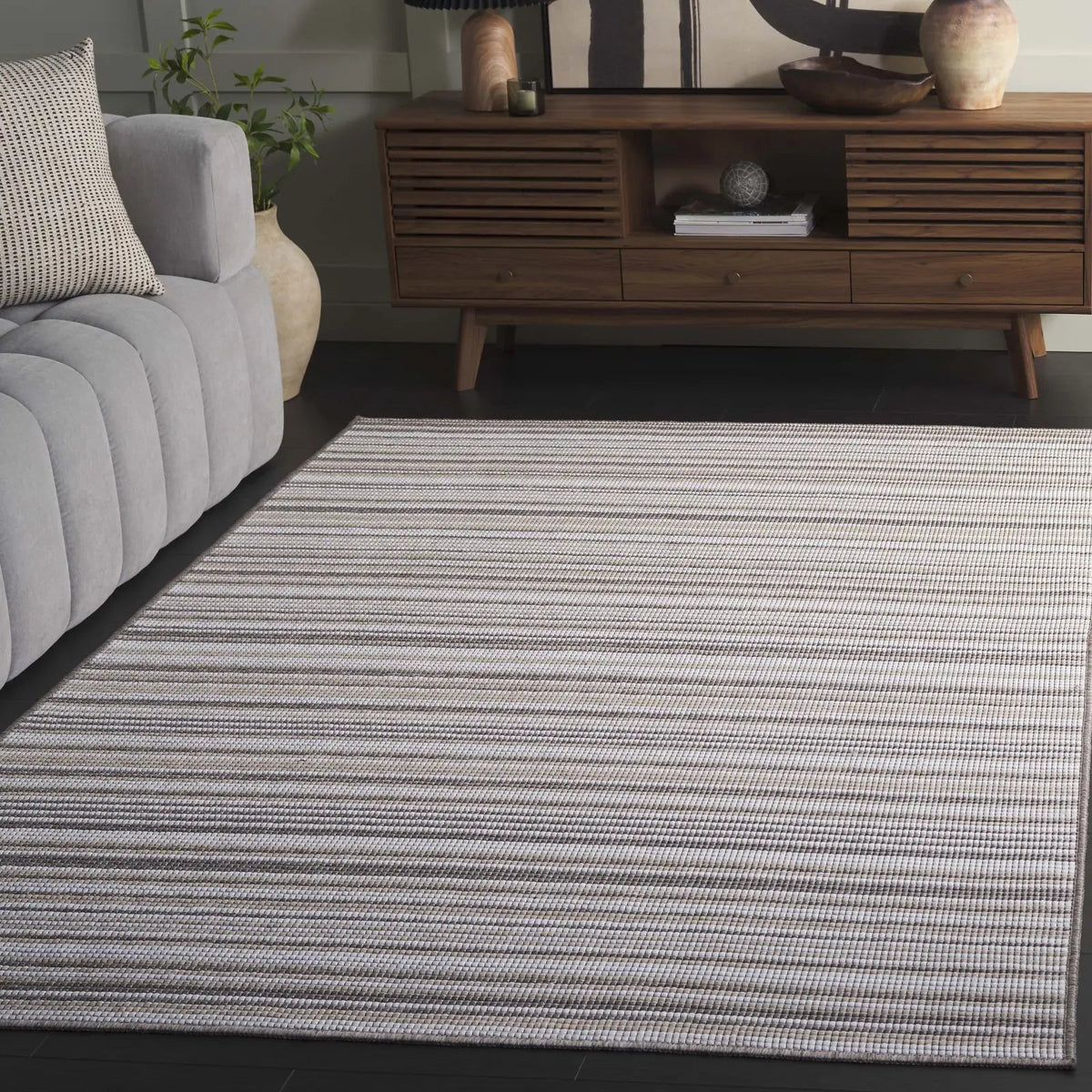 Safavieh Escape 600 5'-3" x 7'-6" Rug in Beige / Brown