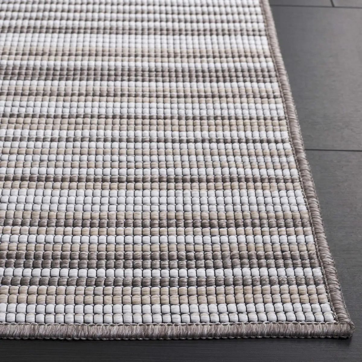 Safavieh Escape 600 5'-3" x 7'-6" Rug in Beige / Brown