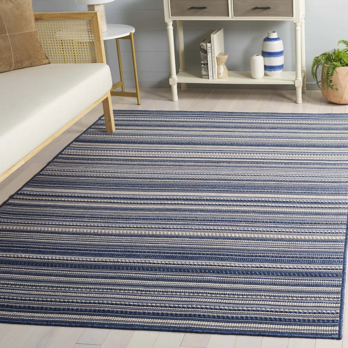 Safavieh Escape 700 5'-3" x 7'-6" Rug in Blue / Beige