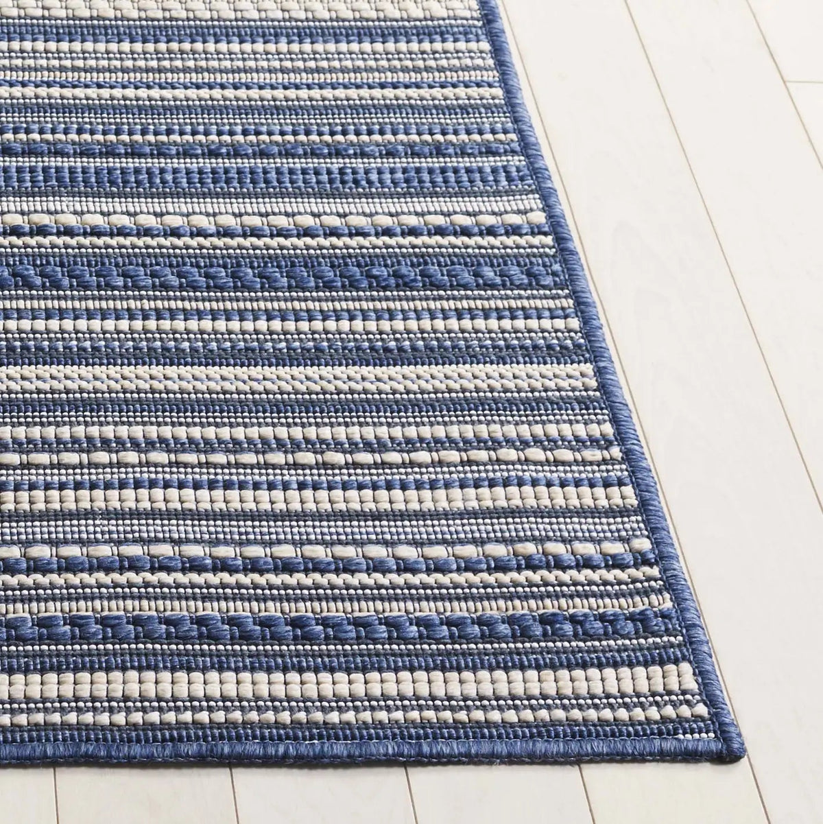 Safavieh Escape 700 5'-3" x 7'-6" Rug in Blue / Beige