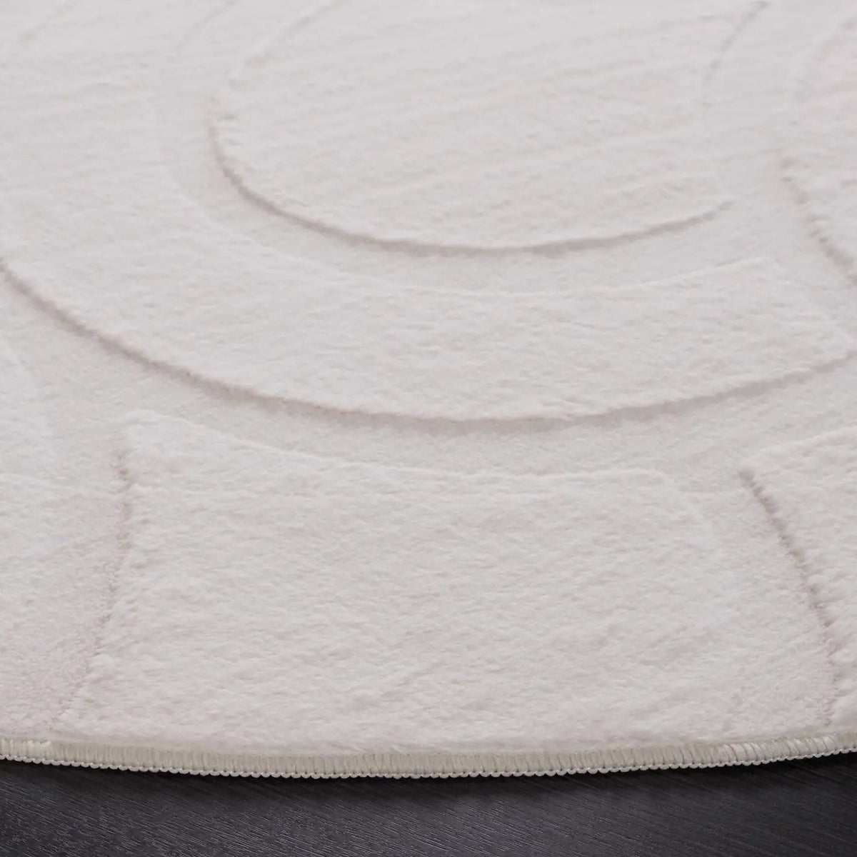 Safavieh Faux Rabbit Fur 800 6'-0" x 6'-0" Rug in Ivory