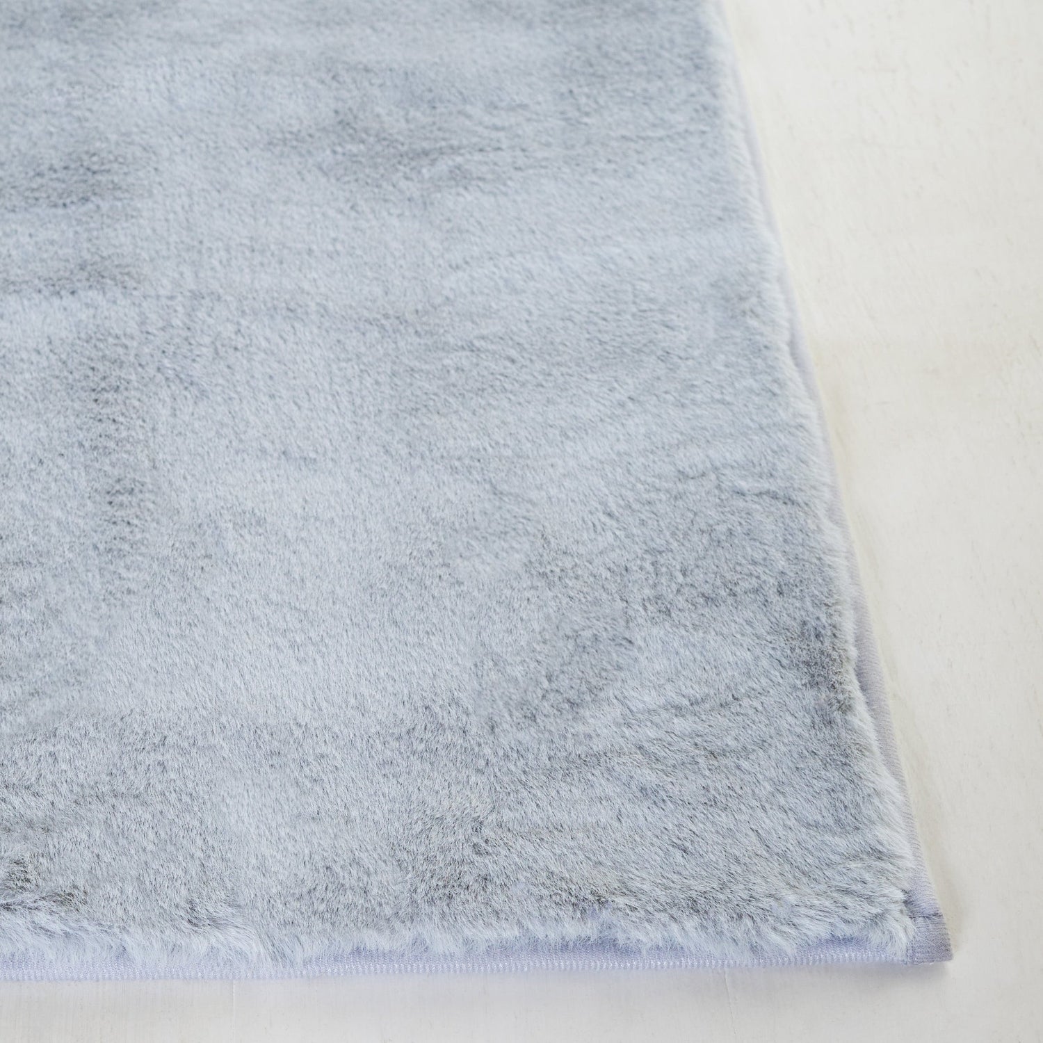 Safavieh Faux Rabbit Fur Frf976G Silver Rug - Safavieh - frf976g - 6r