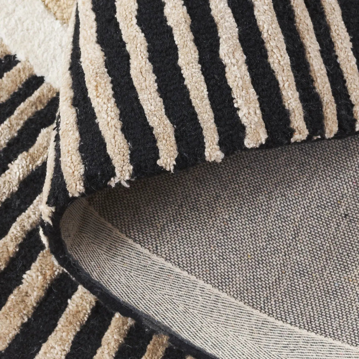 Safavieh Fifth Avenue 5'-0" x 8'-0" Rug in Beige / Black