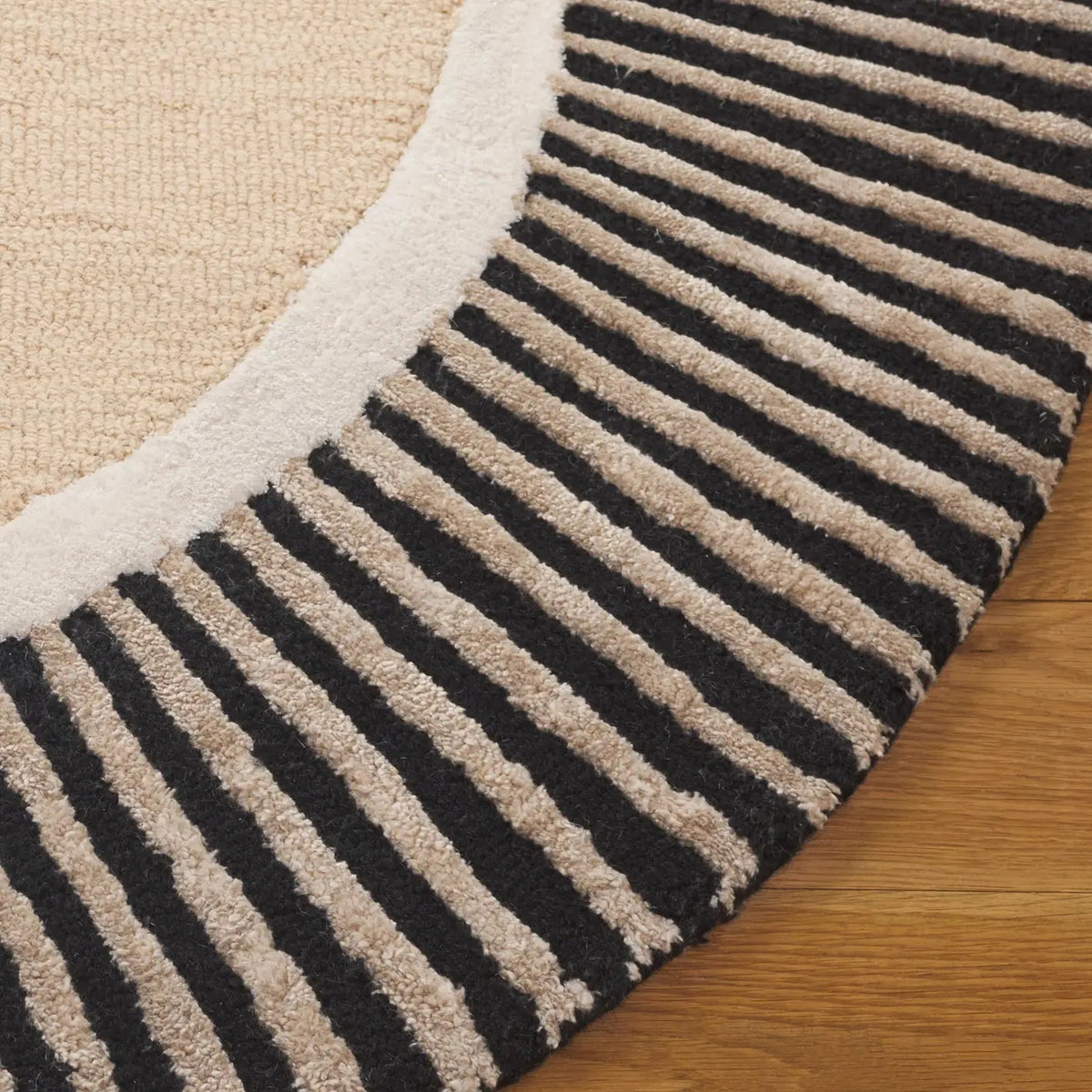 Safavieh Fifth Avenue 5'-0" x 8'-0" Rug in Beige / Black