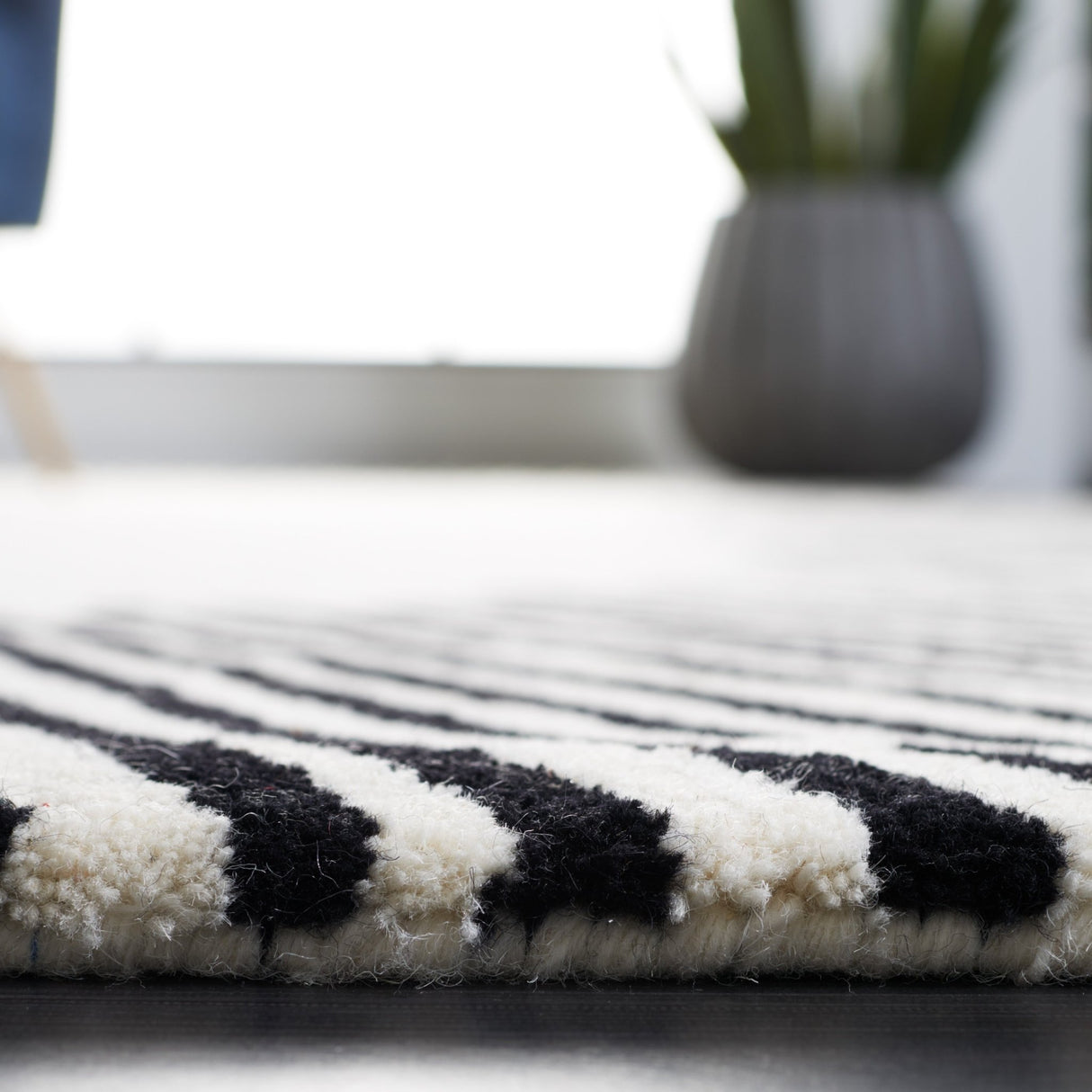 Safavieh Fifth Avenue Ftv129A Ivory/Black Rug - Safavieh - ftv129a - 5r