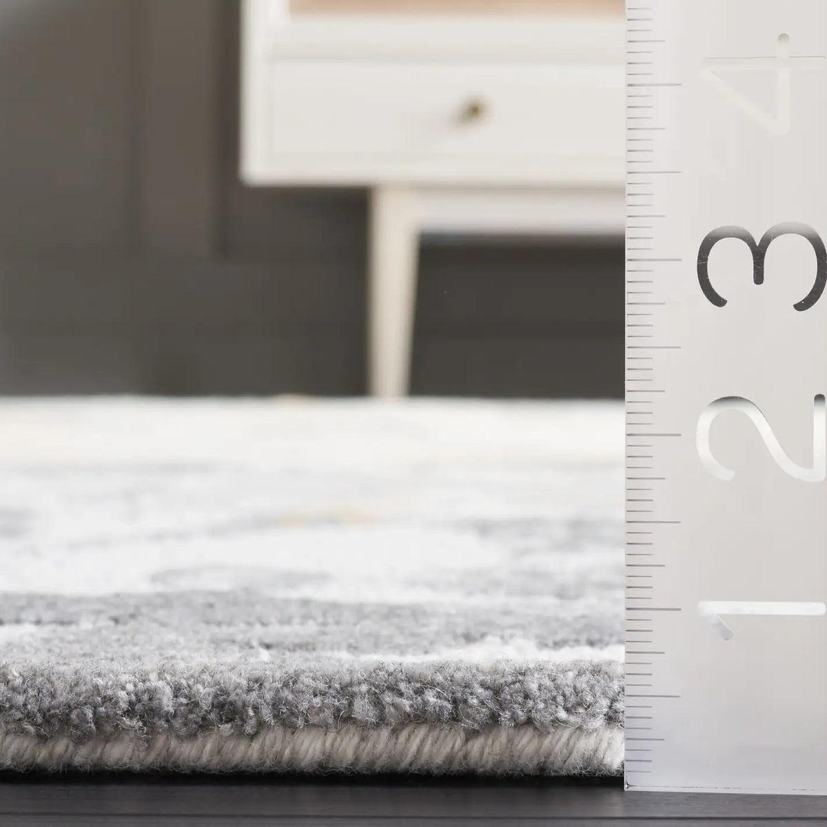 Safavieh Fifth Avenue 4'-0" x 6'-0" Rug in Beige / Grey