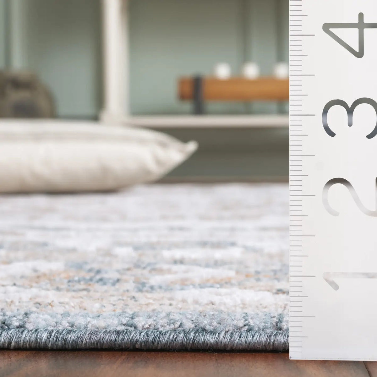 Safavieh Finley 4'-0" x 6'-0" Rug in Blue / Beige