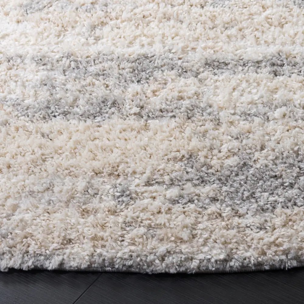 Safavieh Gemma Shag 6'-7" x 6'-7" Rug in Ivory / Beige Grey