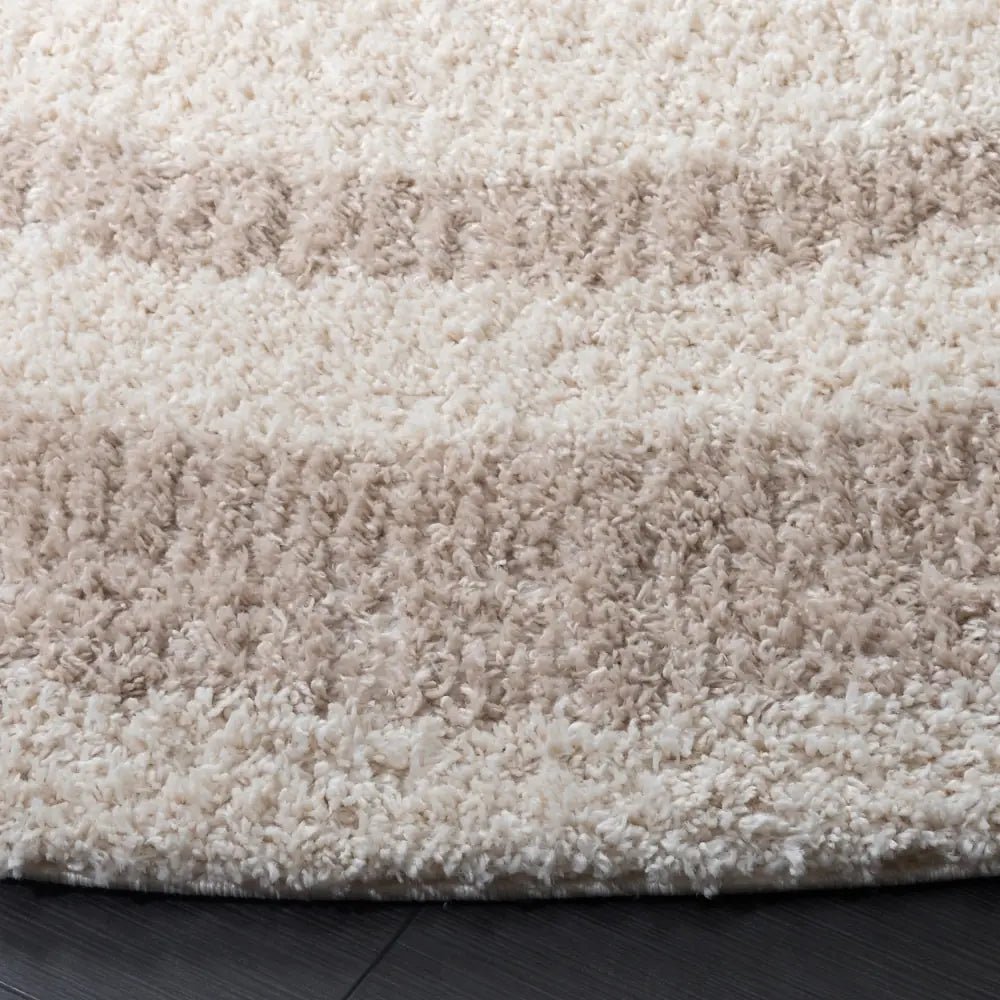 Safavieh Gemma Shag 6'-7" x 6'-7" Rug in Ivory / Beige