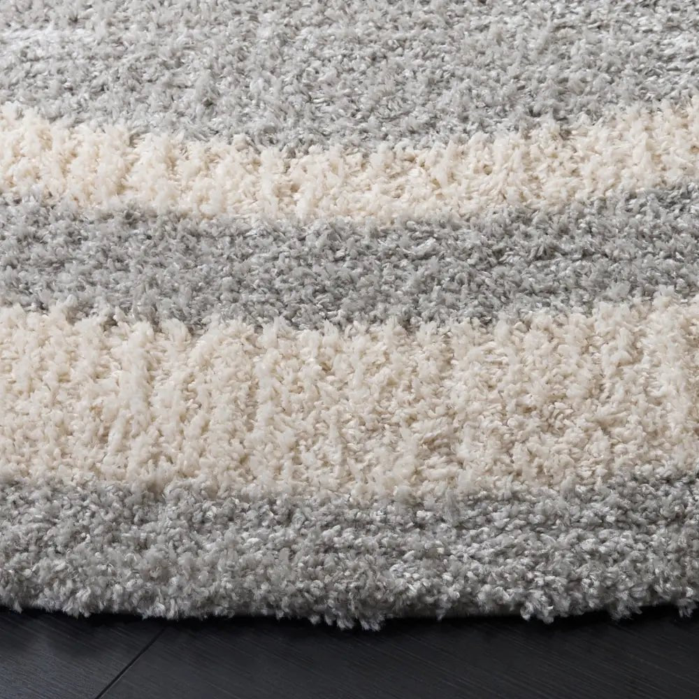 Safavieh Gemma Shag 6'-7" x 6'-7" Rug in Grey / Ivory