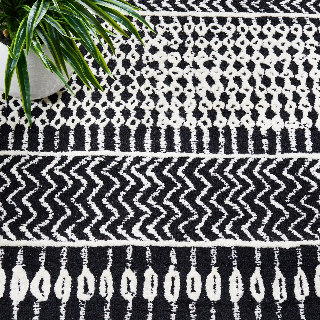 Safavieh Glamour Glm538Z Black/Ivory Rug - Safavieh - glm538z - 6r
